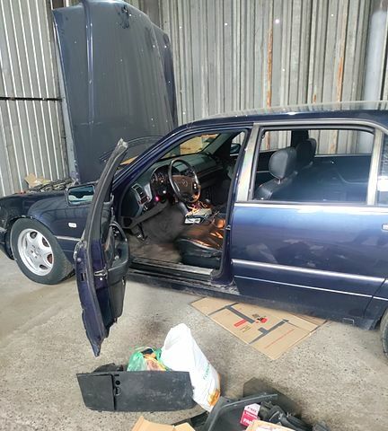 Синій Мерседес С Клас, об'ємом двигуна 4.2 л та пробігом 420 тис. км за 4500 $, фото 5 на Automoto.ua