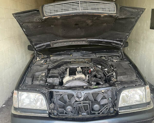 Синій Мерседес С Клас, об'ємом двигуна 3.2 л та пробігом 300 тис. км за 8500 $, фото 1 на Automoto.ua