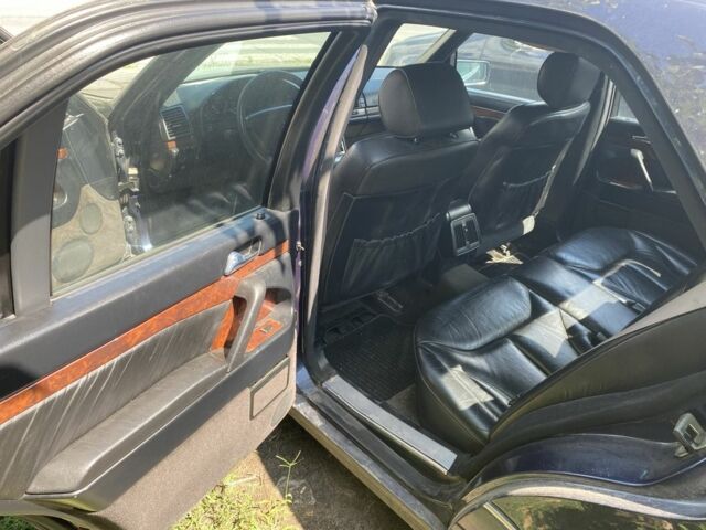 Синій Мерседес С Клас, об'ємом двигуна 4.2 л та пробігом 300 тис. км за 6200 $, фото 5 на Automoto.ua