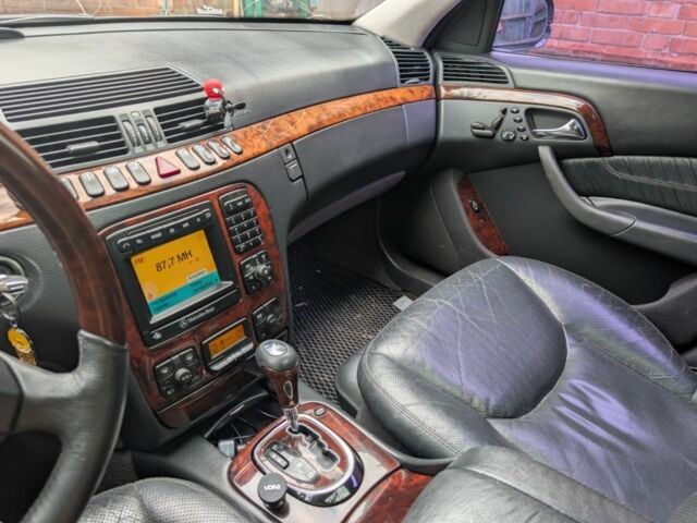 Синий Мерседес С Класс, объемом двигателя 5 л и пробегом 320 тыс. км за 4900 $, фото 6 на Automoto.ua