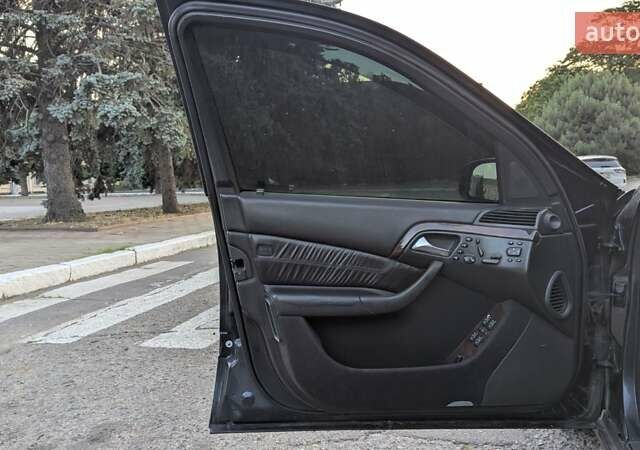 Синий Мерседес С Класс, объемом двигателя 5 л и пробегом 331 тыс. км за 3400 $, фото 8 на Automoto.ua