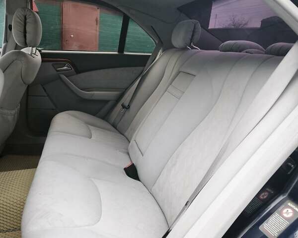 Синій Мерседес С Клас, об'ємом двигуна 3.2 л та пробігом 360 тис. км за 5800 $, фото 17 на Automoto.ua