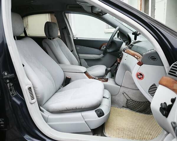 Синій Мерседес С Клас, об'ємом двигуна 3.2 л та пробігом 360 тис. км за 5800 $, фото 26 на Automoto.ua