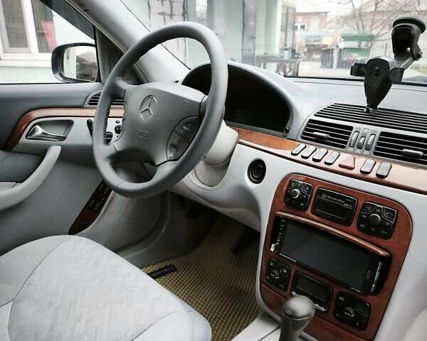 Синій Мерседес С Клас, об'ємом двигуна 3.2 л та пробігом 360 тис. км за 5800 $, фото 25 на Automoto.ua