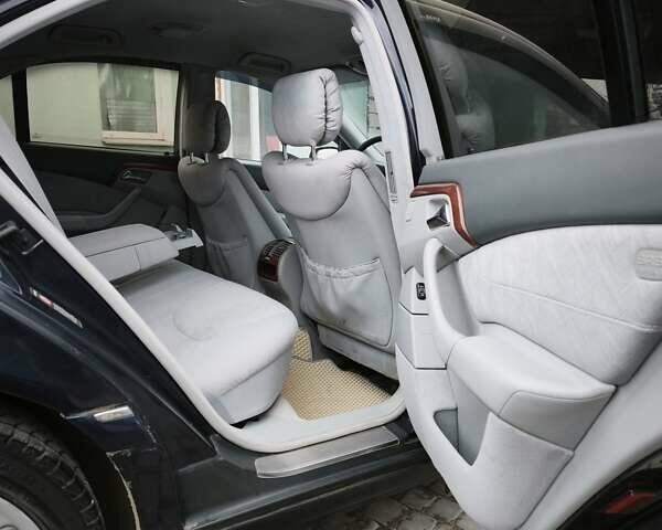 Синій Мерседес С Клас, об'ємом двигуна 3.2 л та пробігом 360 тис. км за 5800 $, фото 23 на Automoto.ua