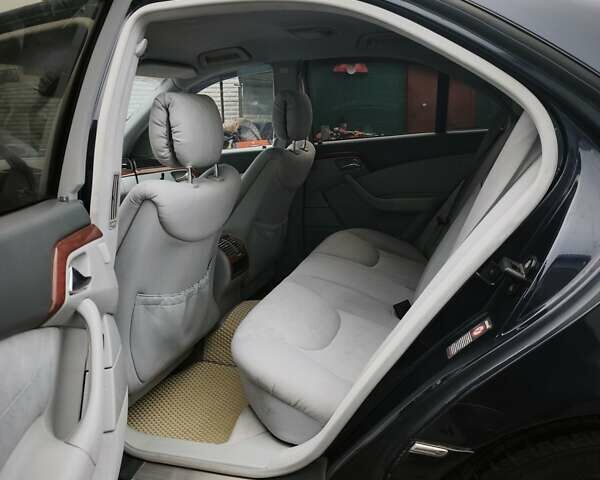 Синій Мерседес С Клас, об'ємом двигуна 3.2 л та пробігом 360 тис. км за 5800 $, фото 16 на Automoto.ua