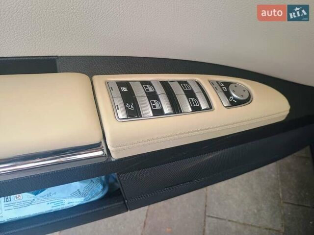 Синий Мерседес С Класс, объемом двигателя 5.5 л и пробегом 350 тыс. км за 11300 $, фото 9 на Automoto.ua