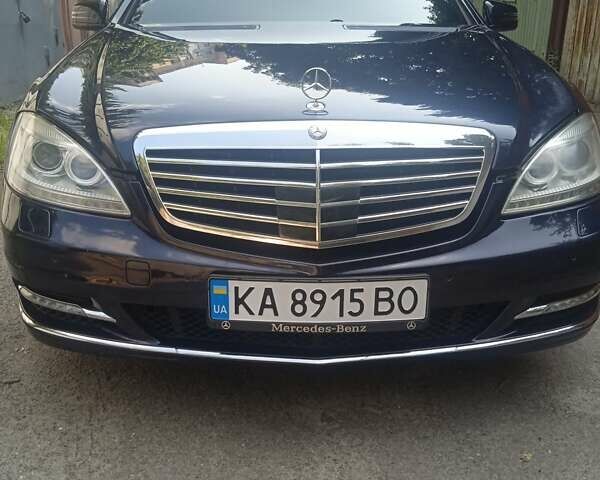 Синій Мерседес С Клас, об'ємом двигуна 4 л та пробігом 220 тис. км за 18400 $, фото 1 на Automoto.ua