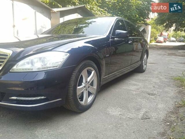 Синій Мерседес С Клас, об'ємом двигуна 4 л та пробігом 220 тис. км за 18400 $, фото 2 на Automoto.ua