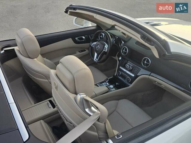 Белый Мерседес СЛ-Класс, объемом двигателя 3 л и пробегом 197 тыс. км за 40000 $, фото 1 на Automoto.ua