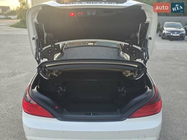 Белый Мерседес СЛ-Класс, объемом двигателя 3 л и пробегом 197 тыс. км за 40000 $, фото 4 на Automoto.ua