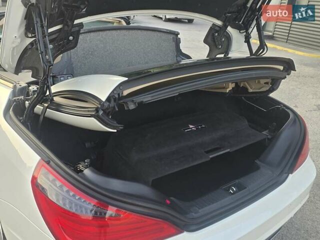 Белый Мерседес СЛ-Класс, объемом двигателя 3 л и пробегом 197 тыс. км за 40000 $, фото 3 на Automoto.ua