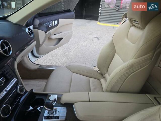 Белый Мерседес СЛ-Класс, объемом двигателя 3 л и пробегом 197 тыс. км за 40000 $, фото 15 на Automoto.ua