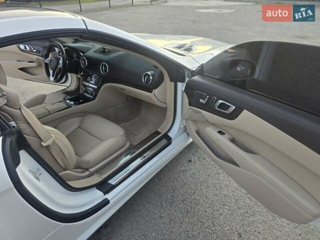 Белый Мерседес СЛ-Класс, объемом двигателя 3 л и пробегом 197 тыс. км за 40000 $, фото 13 на Automoto.ua