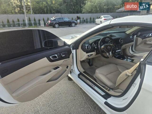 Белый Мерседес СЛ-Класс, объемом двигателя 3 л и пробегом 197 тыс. км за 40000 $, фото 24 на Automoto.ua