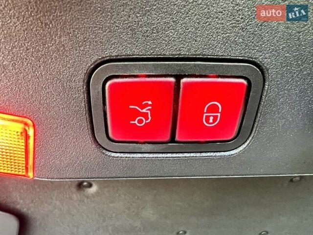 Белый Мерседес СЛ-Класс, объемом двигателя 3 л и пробегом 75 тыс. км за 58999 $, фото 21 на Automoto.ua