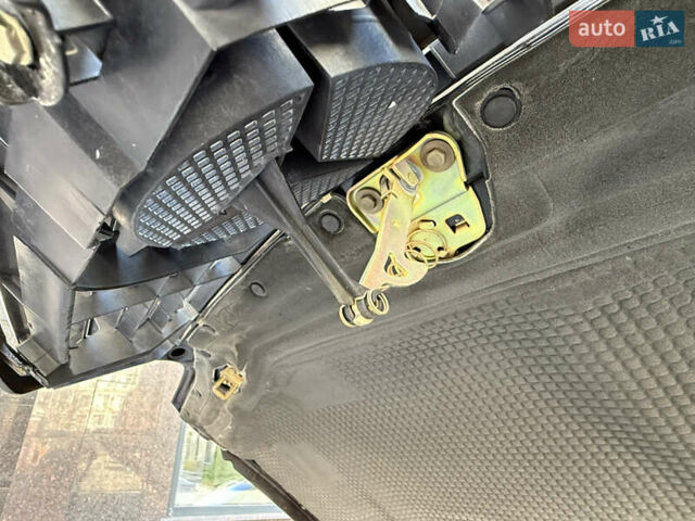 Черный Мерседес СЛ-Класс, объемом двигателя 5 л и пробегом 107 тыс. км за 80000 $, фото 69 на Automoto.ua