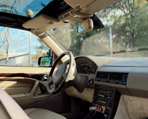 Черный Мерседес СЛ-Класс, объемом двигателя 5 л и пробегом 107 тыс. км за 80000 $, фото 1 на Automoto.ua