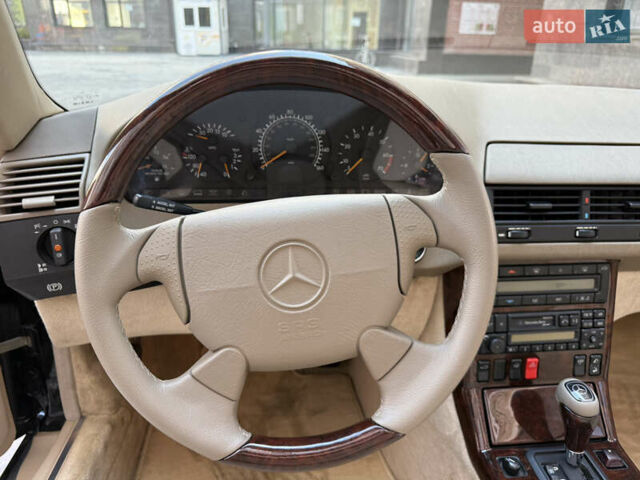 Черный Мерседес СЛ-Класс, объемом двигателя 5 л и пробегом 107 тыс. км за 80000 $, фото 51 на Automoto.ua