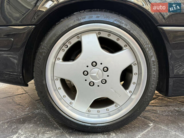 Черный Мерседес СЛ-Класс, объемом двигателя 5 л и пробегом 107 тыс. км за 80000 $, фото 23 на Automoto.ua