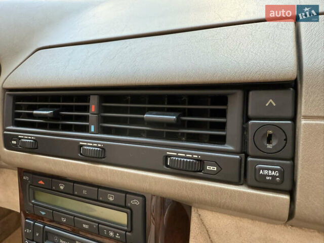 Черный Мерседес СЛ-Класс, объемом двигателя 5 л и пробегом 107 тыс. км за 80000 $, фото 44 на Automoto.ua