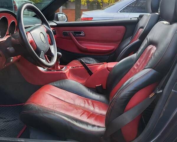 Серый Мерседес СЛК-Класс, объемом двигателя 2 л и пробегом 260 тыс. км за 6000 $, фото 5 на Automoto.ua