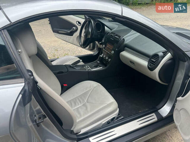 Серый Мерседес СЛК-Класс, объемом двигателя 3 л и пробегом 150 тыс. км за 12000 $, фото 7 на Automoto.ua