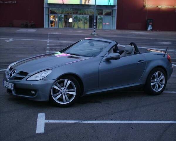 Серый Мерседес СЛК-Класс, объемом двигателя 3 л и пробегом 170 тыс. км за 10500 $, фото 1 на Automoto.ua