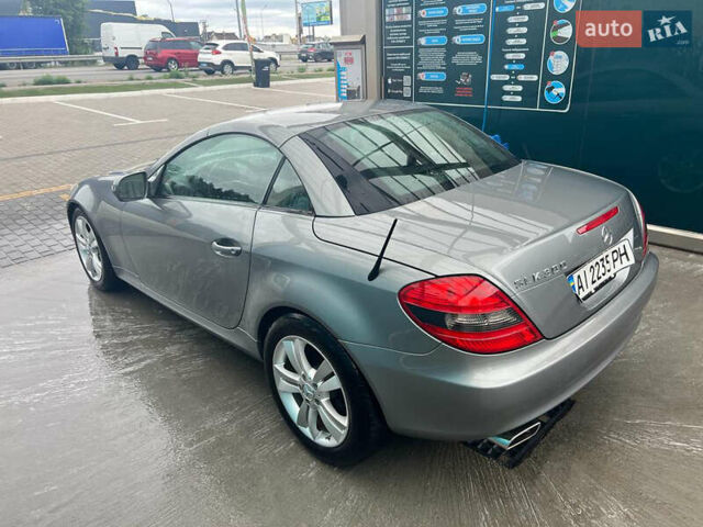 Серый Мерседес СЛК-Класс, объемом двигателя 3 л и пробегом 150 тыс. км за 12000 $, фото 1 на Automoto.ua