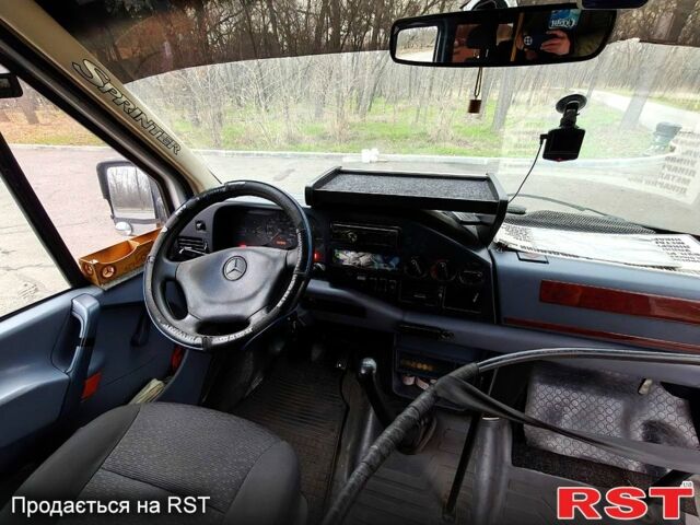 Белый Мерседес Sprinter, объемом двигателя 2.9 л и пробегом 300 тыс. км за 7000 $, фото 12 на Automoto.ua