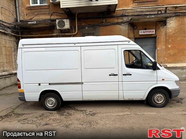 Белый Мерседес Sprinter, объемом двигателя 2.3 л и пробегом 300 тыс. км за 5200 $, фото 1 на Automoto.ua
