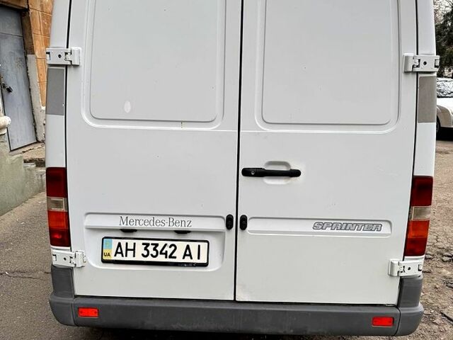 Белый Мерседес Sprinter, объемом двигателя 2.3 л и пробегом 300 тыс. км за 5200 $, фото 2 на Automoto.ua