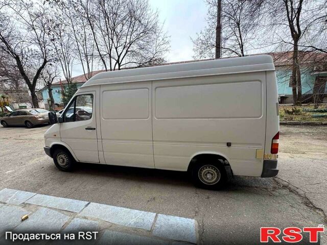 Белый Мерседес Sprinter, объемом двигателя 2.3 л и пробегом 300 тыс. км за 5200 $, фото 3 на Automoto.ua