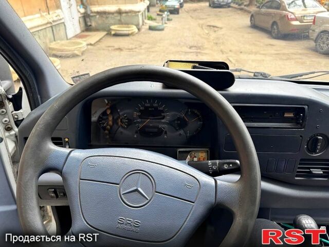 Белый Мерседес Sprinter, объемом двигателя 2.3 л и пробегом 300 тыс. км за 5200 $, фото 4 на Automoto.ua