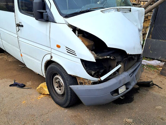Белый Мерседес Sprinter, объемом двигателя 2.2 л и пробегом 450 тыс. км за 3500 $, фото 2 на Automoto.ua