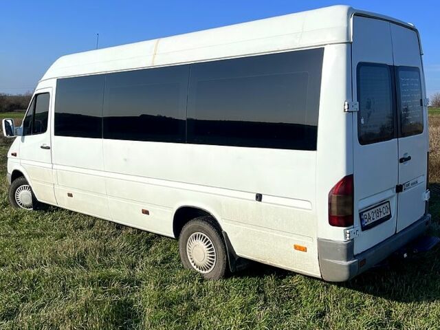 Белый Мерседес Sprinter, объемом двигателя 2.2 л и пробегом 700 тыс. км за 10000 $, фото 1 на Automoto.ua