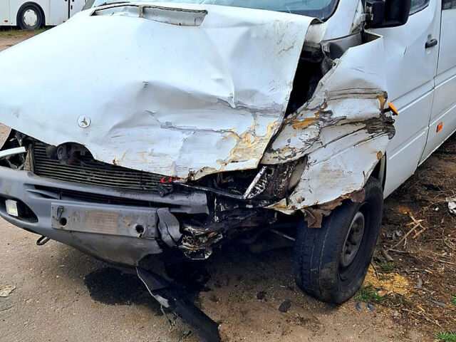 Белый Мерседес Sprinter, объемом двигателя 2.2 л и пробегом 450 тыс. км за 3500 $, фото 3 на Automoto.ua