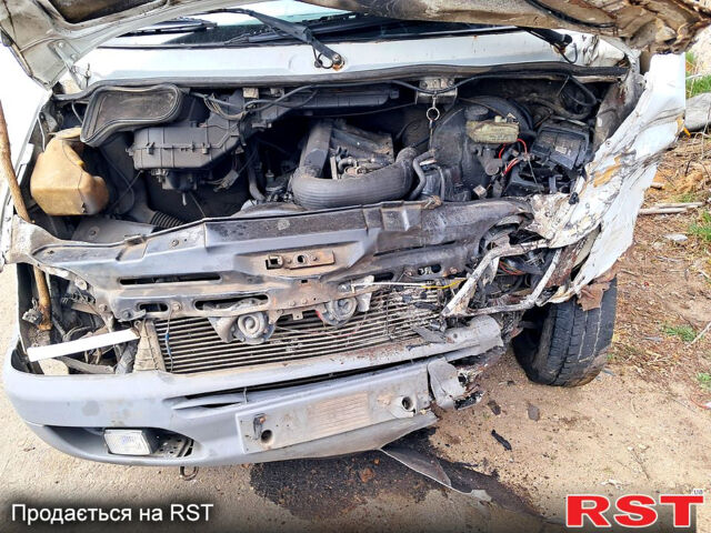 Белый Мерседес Sprinter, объемом двигателя 2.2 л и пробегом 450 тыс. км за 3500 $, фото 4 на Automoto.ua