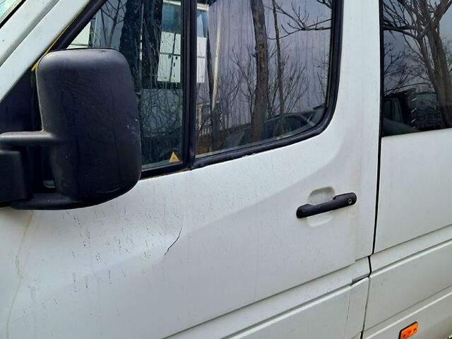 Белый Мерседес Sprinter, объемом двигателя 2.2 л и пробегом 450 тыс. км за 3500 $, фото 5 на Automoto.ua