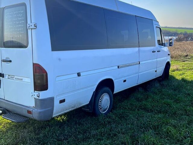 Белый Мерседес Sprinter, объемом двигателя 2.2 л и пробегом 700 тыс. км за 10000 $, фото 2 на Automoto.ua