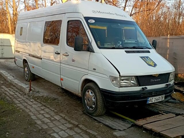 Белый Мерседес Sprinter, объемом двигателя 2.2 л и пробегом 480 тыс. км за 5000 $, фото 8 на Automoto.ua