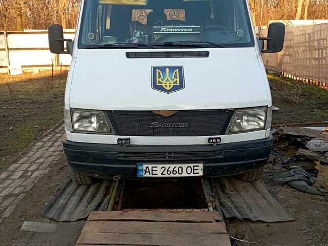 Белый Мерседес Sprinter, объемом двигателя 2.2 л и пробегом 480 тыс. км за 5000 $, фото 10 на Automoto.ua