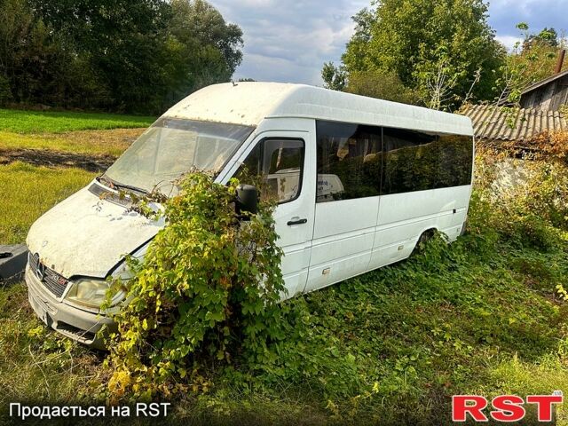 Белый Мерседес Sprinter, объемом двигателя 2.2 л и пробегом 320 тыс. км за 3500 $, фото 2 на Automoto.ua