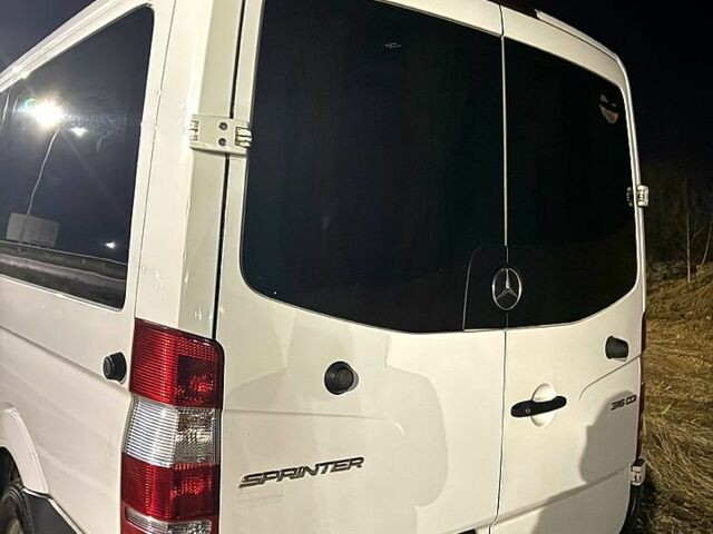 Белый Мерседес Sprinter, объемом двигателя 22 л и пробегом 390 тыс. км за 19000 $, фото 3 на Automoto.ua