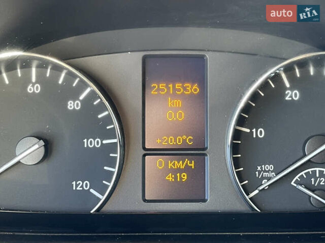 Белый Мерседес Sprinter, объемом двигателя 3 л и пробегом 251 тыс. км за 27815 $, фото 49 на Automoto.ua