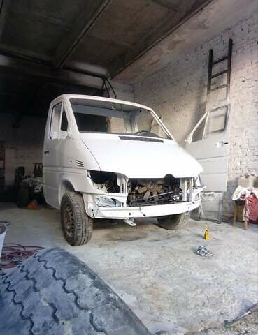 Белый Мерседес Sprinter, объемом двигателя 2.69 л и пробегом 335 тыс. км за 13200 $, фото 1 на Automoto.ua