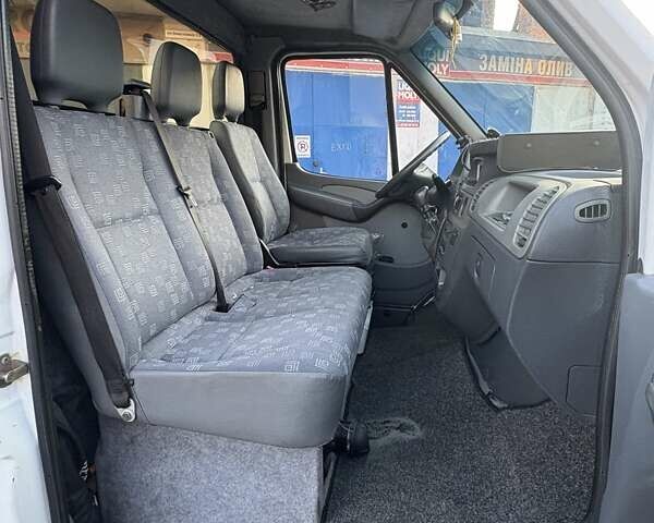 Белый Мерседес Sprinter, объемом двигателя 2.15 л и пробегом 580 тыс. км за 8800 $, фото 9 на Automoto.ua