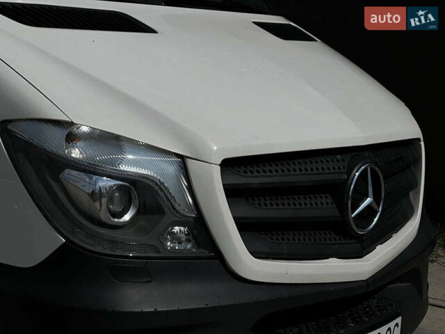 Белый Мерседес Sprinter, объемом двигателя 2.99 л и пробегом 278 тыс. км за 34499 $, фото 2 на Automoto.ua