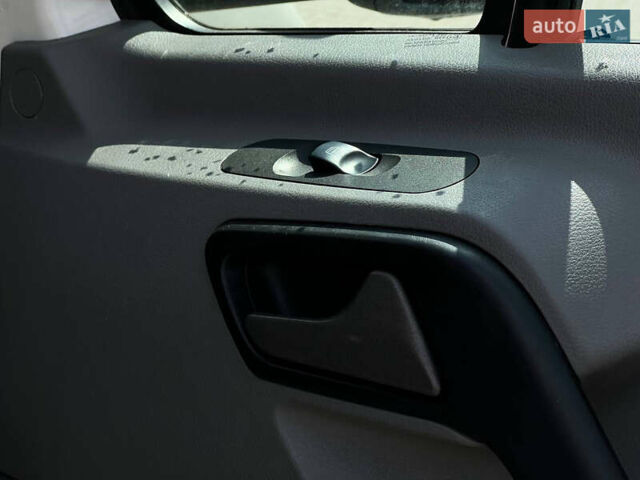 Белый Мерседес Sprinter, объемом двигателя 2.99 л и пробегом 278 тыс. км за 34499 $, фото 8 на Automoto.ua