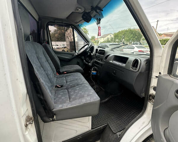 Белый Мерседес Sprinter, объемом двигателя 2.2 л и пробегом 350 тыс. км за 11000 $, фото 2 на Automoto.ua
